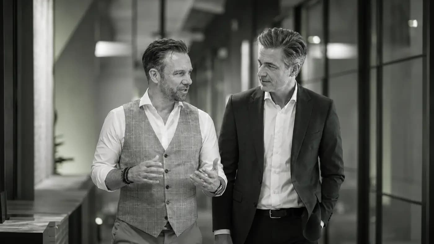 Bjorn Thannhauser in gesprek met een collega