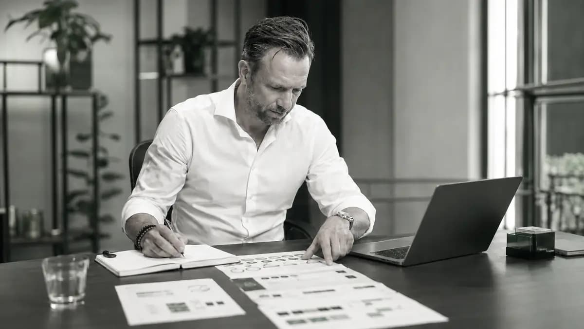 Bjorn werkt aantekeningen uit