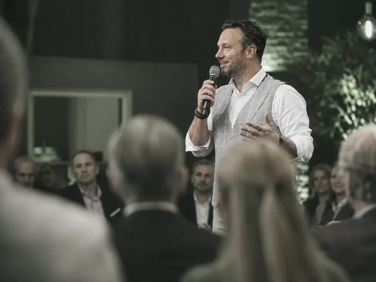 Bjorn presenteert voor een zaal