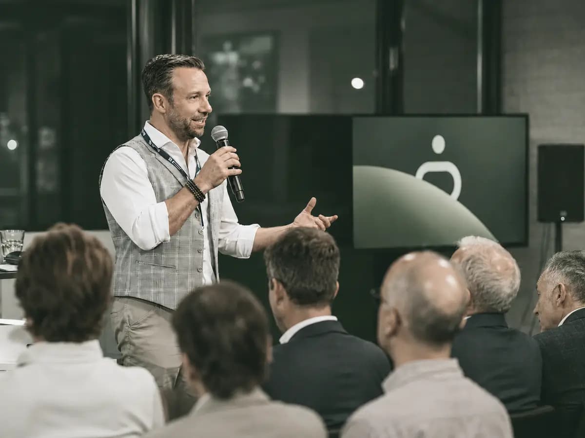Bjorn spreekt voor een zaal over AI